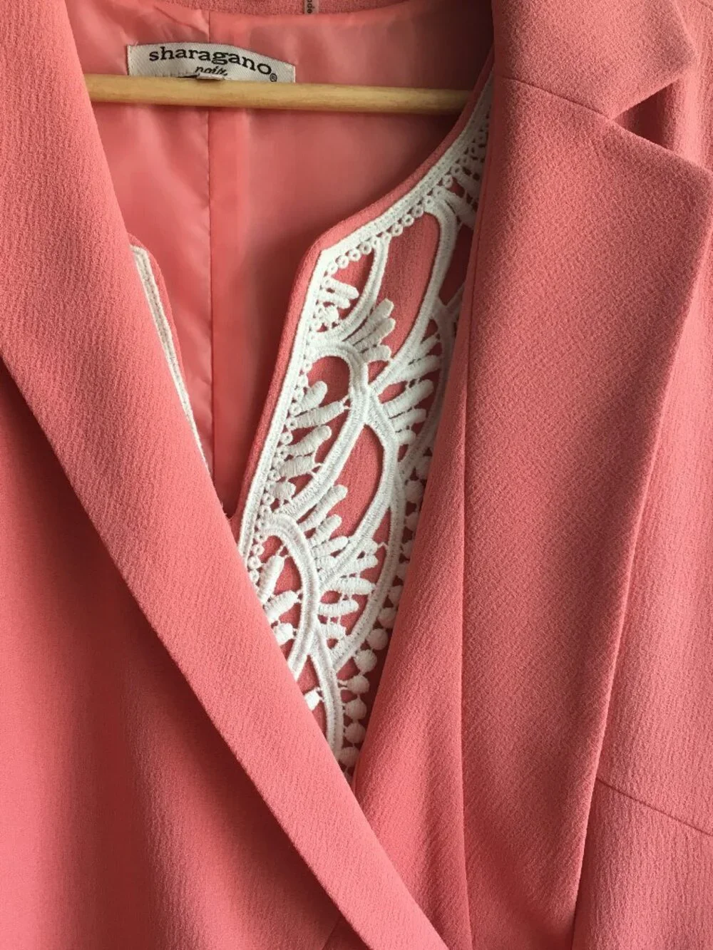 Sharagano details noir